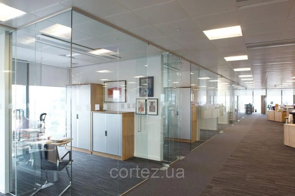 Прозорі скляні перегородки як вдале рішення для великого офісу